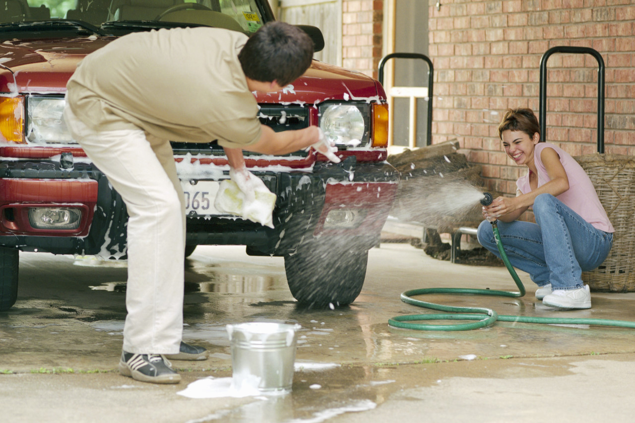 Car wash car washing. Моет машину. Человек моет машину. Моя машина. Моющей машины.