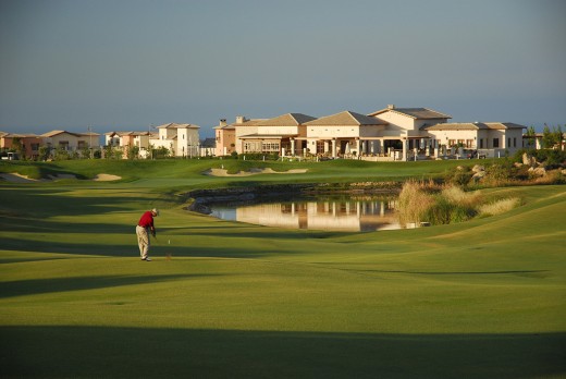 Яркая игра в гольф на курортах Кипра