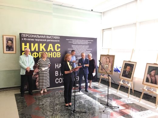 Никас Сафронов представил экспозицию портретов известных людей России в Госдуме РФ