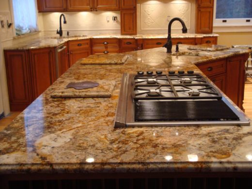 Кухонные столешницы из камня: обзор материалов и их особенностей