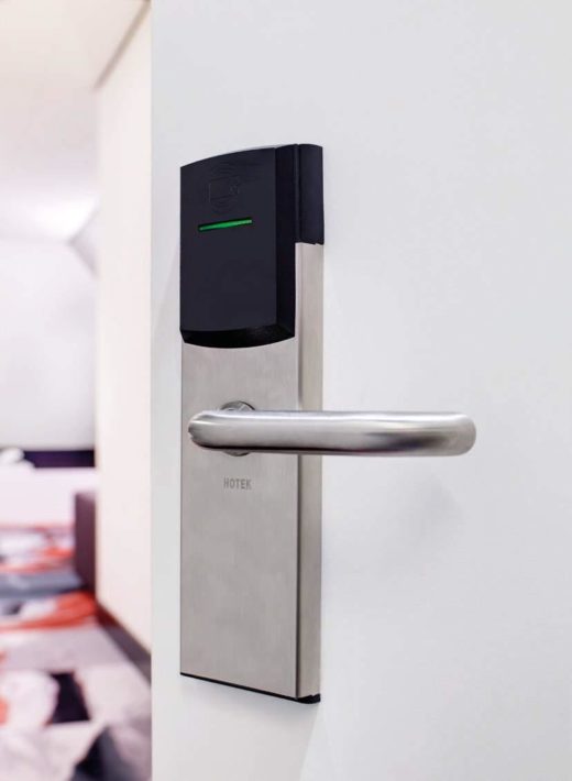 Модернизированные электронные замки для гостиничных дверей: выбор устройств с установкой