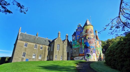 Замок, украшенный граффити