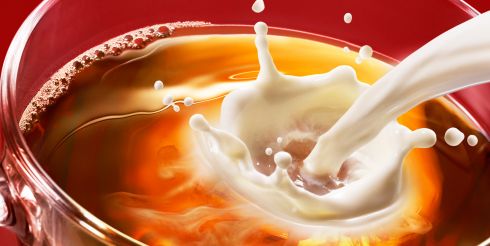 Ученые рекомендуют чай и молоко употреблять раздельно