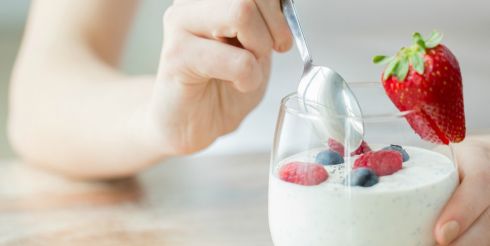 Швейцарские ученые: йогурт способствует поддержанию здоровья костей у женщин в постменопаузе