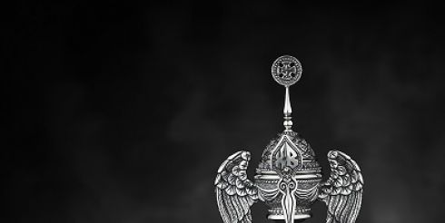 Художник-ювелир Владимир Михайлов создал к Пасхе серебряную пашотницу