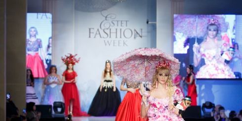 Певица Татьяна Тузова представила свою первую коллекцию платьев из цветов на Московской неделе моды