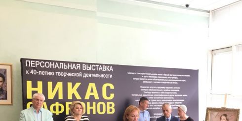 Никас Сафронов представил экспозицию портретов известных людей России в Госдуме РФ