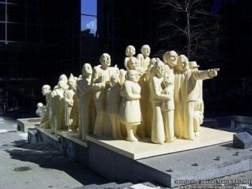 Странные статуи