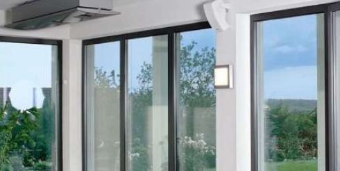 Алюмінієві двері – це економічно і стильно