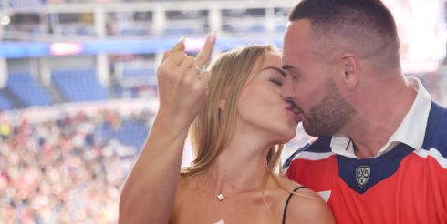 Антон Трегубов сделал предложение своей избраннице на глазах у десятка тысяч болельщиков