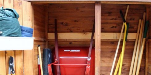 Как правильно хранить садовый инвентарь в холодное время года