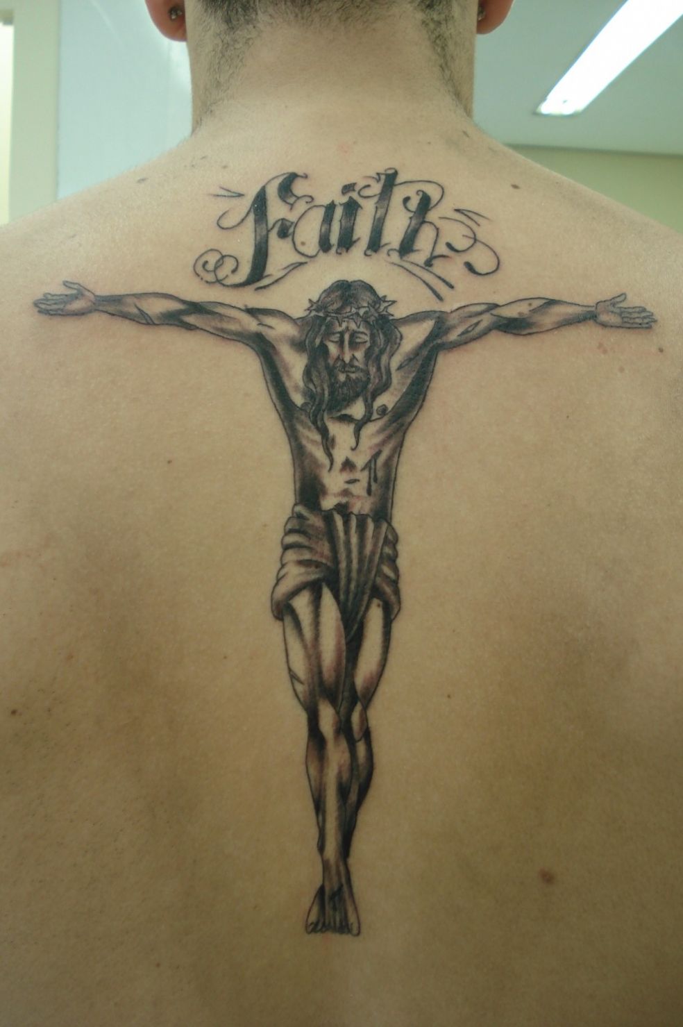 Татуировка, изображающая распятого Христа