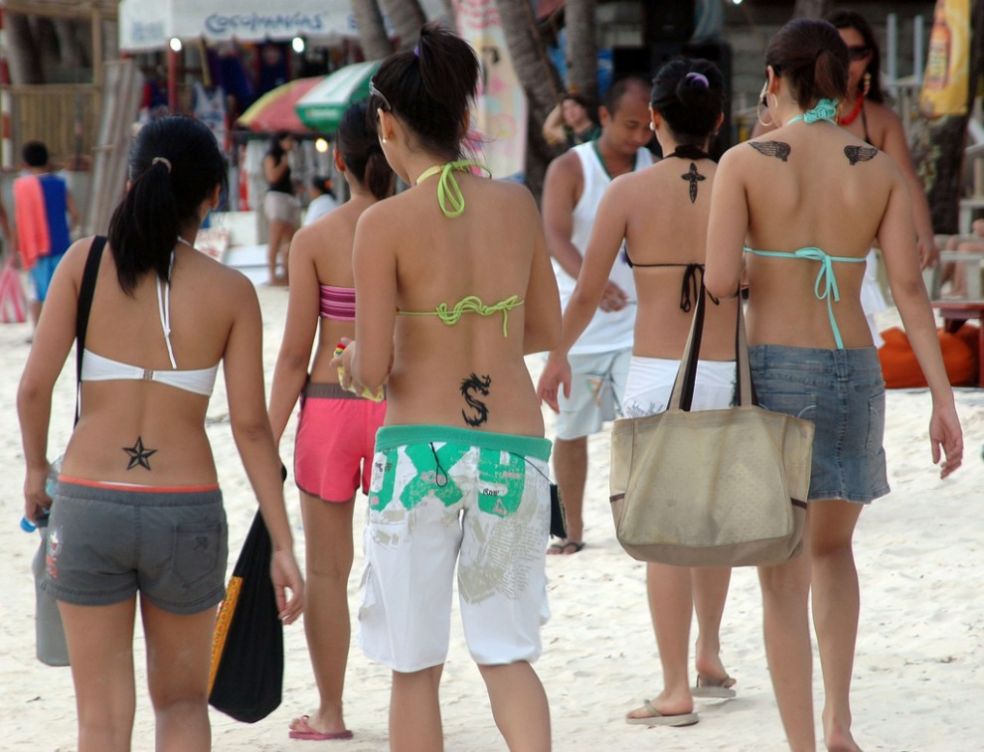 Пляж - выставка татуировок 
