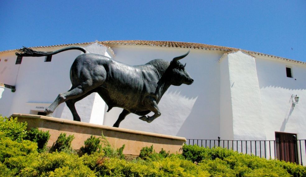 Статуя быка перед Ареной для корриды в Рондо