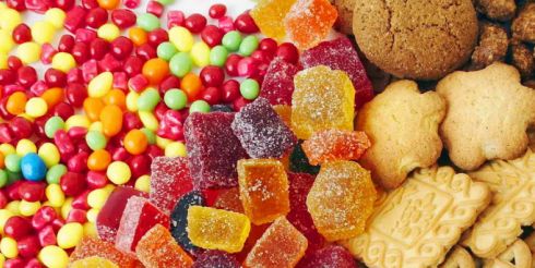 Ученые предлагают ввести одинаковый запрет на сахар, водку и сигареты