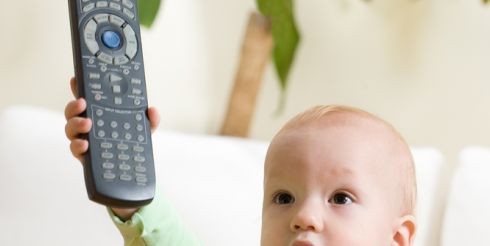 Британский психолог советует запретить смотреть телевизор детям до 3-х лет