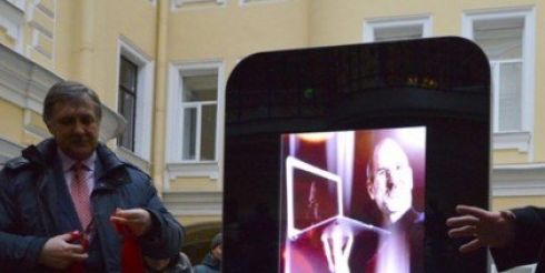 В России открыли памятник Стиву Джобсу